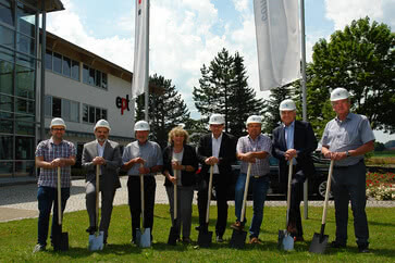 Familja Guglhör me Kryetarin e Bashkisë Asam dhe arkitektët përpara hyrjes kryesore të ept nëPeiting