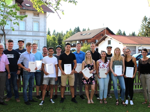 Stazhierët e ept festojnë diplomimin e tyre